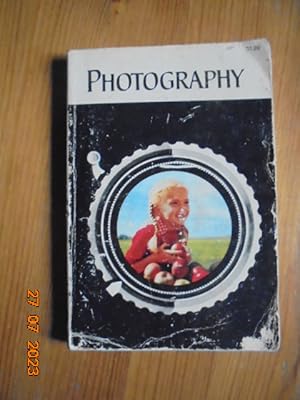 Immagine del venditore per Photography: The Amateur's Guide to Better Pictures venduto da Les Livres des Limbes