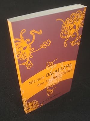 Bild des Verkufers fr Mit dem Dalai Lama den Tag beschlieen Dalai Lama. Hrsg. von Karin Lichtenauer zum Verkauf von ANTIQUARIAT Franke BRUDDENBOOKS