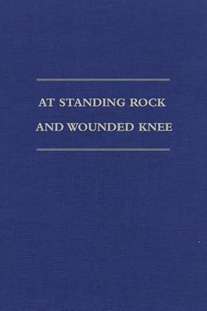 Imagen del vendedor de At Standing Rock and Wounded Knee a la venta por moluna