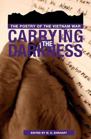 Bild des Verkufers fr Carrying the Darkness: The Poetry of the Vietnam War zum Verkauf von moluna
