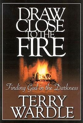 Bild des Verkufers fr Draw Close to the Fire: Finding God in the Darkness zum Verkauf von moluna