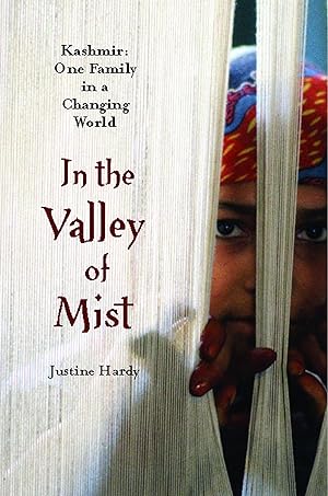 Bild des Verkufers fr In the Valley of Mist: Kashmir: One Family in a Changing World zum Verkauf von moluna