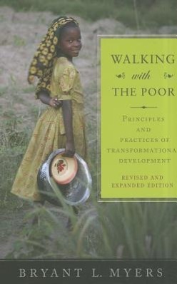 Bild des Verkufers fr Walking with the Poor: Principles and Practices of Transformational Development (Revised, Expanded) zum Verkauf von moluna