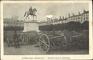 Bild des Verkufers fr Ansichtskarte / Postkarte Lyon Rhne, Place Bellecour, Dem Feind abgenommene Kanonen zum Verkauf von akpool GmbH