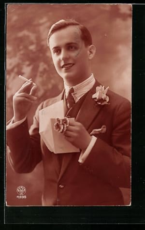Ansichtskarte Junger Mann im Anzug raucht eine Zigarette