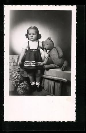 Foto-Ansichtskarte Kleines Mädchen mit grossem Teddybär, 1948