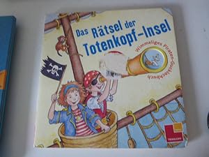 Bild des Verkufers fr Das Rtsel der Totenkopf-Insel. Wimmeliges Piraten-Gucklochbuch. Hartpappe zum Verkauf von Deichkieker Bcherkiste