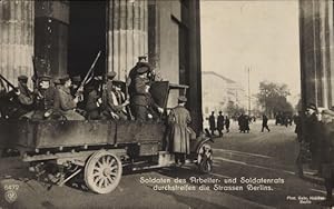 Ansichtskarte / Postkarte Berlin, Soldaten des Arbeiter- und Soldatenrats durchstreifen die Straß...