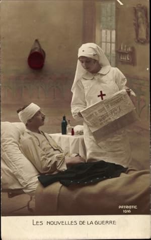 Ansichtskarte / Postkarte Verwundeter französischer Soldat mit Krankenschwester, Zeitung