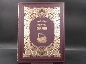 Seller image for Die alte Photographie. Vorwort von Iwan Goll. for sale by Antiquariat Kelifer