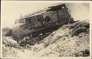 Foto Ansichtskarte / Postkarte Zerschossener Panzer auf dem Schlachtfeld, 1. WK