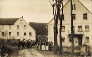 Foto Ansichtskarte / Postkarte Deutschland, Familie posiert am Gehöft, Haus, Kutsche