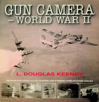 Bild des Verkufers fr Gun Camera World War II Photography from allied fighters and bombers over occupied Europe zum Verkauf von nautiek