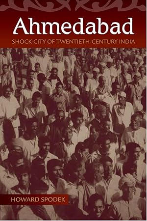 Bild des Verkufers fr Ahmedabad: Shock City of Twentieth-Century India zum Verkauf von moluna