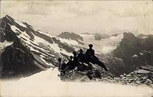 Foto Ansichtskarte / Postkarte Bergsteiger auf einem Gipfel im Gebirge