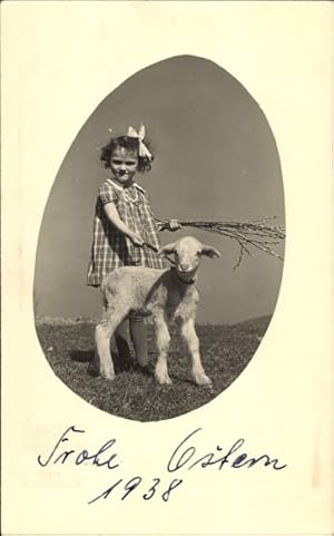 Foto Ansichtskarte / Postkarte Glückwunsch Ostern, Mädchen mit Lamm auf einer Wiese