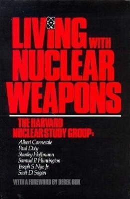 Seller image for LIVING W/NUCLEAR WEAPONS for sale by moluna