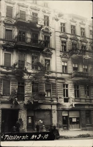 Foto Ansichtskarte / Postkarte Berlin Friedrichshain, Straßenkämpfe, Zerstörungen Haus Tilsiter S...