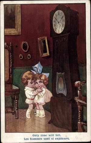 Künstler Ansichtskarte / Postkarte Junge küsst Mädchen neben einer Standuhr