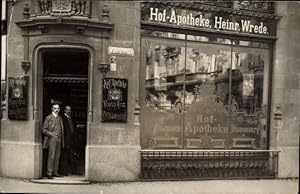 Foto Ansichtskarte / Postkarte Köln am Rhein, Hof-Apotheke, Wallraf-Platz, Männer - Inh. Heinrich...