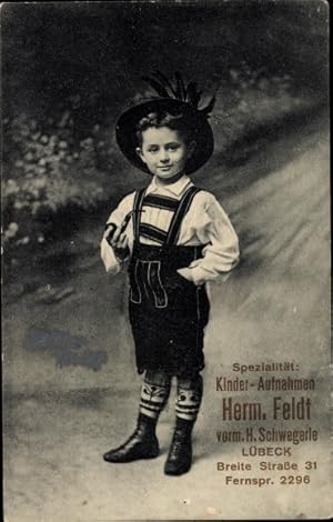 Bild des Verkufers fr Ansichtskarte / Postkarte Junge in bayrischer Tracht, Kind-Portrait, Pfeife, Fotograf Hermann Feldt zum Verkauf von akpool GmbH