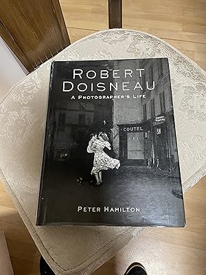 Immagine del venditore per Robert Doisneau: A Photographer's Life venduto da Heroes Bookshop