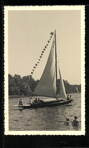 Ansichtskarte Segelyacht in Flaggengala, Segelsport