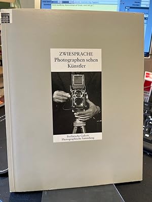 Image du vendeur pour Zwiesprache. Photographen sehen Knstler. Texte und Redaktion: Janos Frecot ; Elisabeth Moortgat ; Bernd Weise. Berlin. Galerie, Museum fr Moderne Kunst, Photogr. u. Architektur im Martin-Gropius-Bau ; Museumspdag. Dienst Berlin / (= Gegenwart Museum 2). mis en vente par Altstadt-Antiquariat Nowicki-Hecht UG