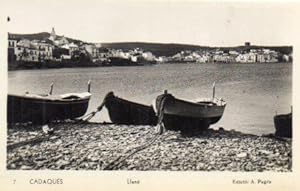 Bild des Verkufers fr POSTAL PV06262: Barcas en la playa y al fondo vista de Cadaques zum Verkauf von EL BOLETIN