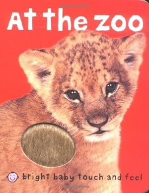 Imagen del vendedor de At the Zoo (Bright Baby): Fold Out Treasure Hunt a la venta por WeBuyBooks