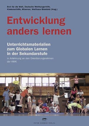 Image du vendeur pour Entwicklung anders lernen: Unterrichtsmaterialien zum Globalen Lernen in der Sekundarstufe in Anlehnung an den Orientierungsrahmen der KMK mis en vente par Versandantiquariat Felix Mcke