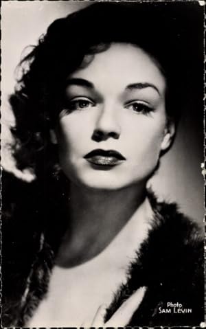 Image du vendeur pour Ansichtskarte / Postkarte Schauspielerin Simone Signoret, Die Hexen von Salem, Portrait mis en vente par akpool GmbH