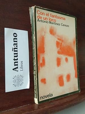 Bild des Verkufers fr Con el fantasma de un loco zum Verkauf von Libros Antuano