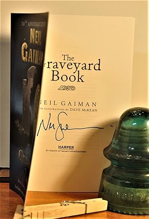 Image du vendeur pour The Graveyard Book: A Novel (10th Anniversary Edition) **SIGNED** mis en vente par Longs Peak Book Company