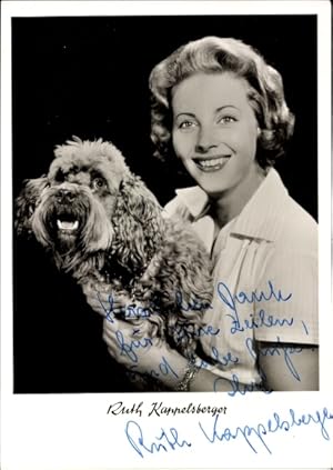 Bild des Verkufers fr Ansichtskarte / Postkarte Schauspielerin Ruth Kappelsberger, Portrait mit Hund, Autogramm zum Verkauf von akpool GmbH