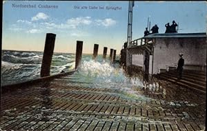 Bild des Verkufers fr Ansichtskarte / Postkarte Nordseebad Cuxhaven, Die alte Liebe bei Springflut, Gedicht zum Verkauf von akpool GmbH