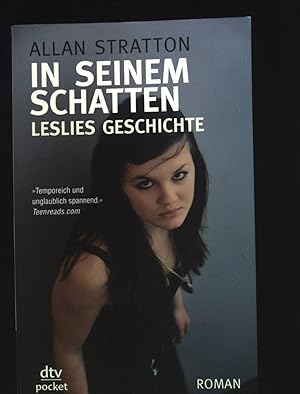 Seller image for In seinem Schatten : Leslies Geschichte ; Roman. dtv ; 78227 : Pocket for sale by books4less (Versandantiquariat Petra Gros GmbH & Co. KG)