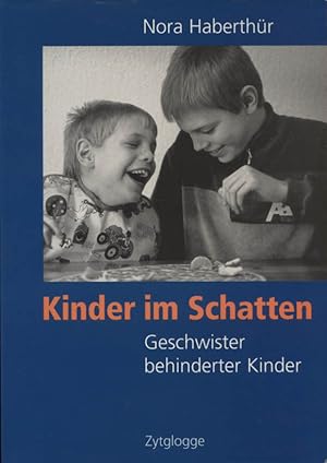 Bild des Verkufers fr Kinder im Schatten : Geschwister behinderter Kinder. Nora Haberthr zum Verkauf von Versandantiquariat Ottomar Khler