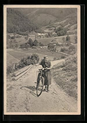 Ansichtskarte Junge Frau im Reichsarbeitsdienst mit dem Fahrrad auf dem Weg zur Arbeitsstelle