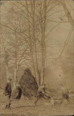 Foto Ansichtskarte / Postkarte Männer sägen ein Holzstück, Bäume, Säge