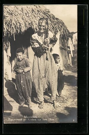 Ansichtskarte Mazedonien, Sinti und Roma / Zigeunerweib mit Kindern vor ihrer Hütte