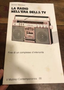 Image du vendeur pour LA RADIO NELL'ERA DELLA TV. FINE DI UN COMPLESSO D'INFERIORITA' mis en vente par AL VECCHIO LIBRO