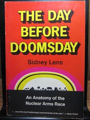 Bild des Verkufers fr THE DAY BEFORE DOOMSDAY: An Anatomy of the Nuclear Arms Race zum Verkauf von The Book Abyss