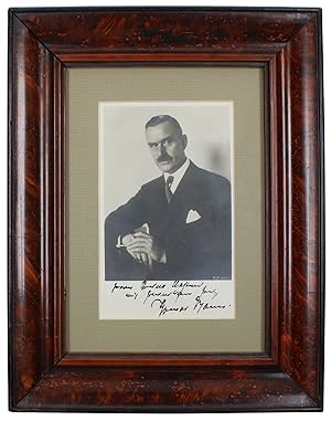 Imagen del vendedor de Portraitpostkarte mit eigenh. Widmung und U. a la venta por Antiquariat INLIBRIS Gilhofer Nfg. GmbH