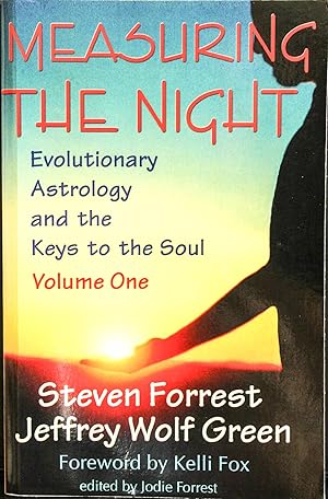 Immagine del venditore per Measuring the Night: Evolutionary Astrology and the Keys to the Soul, Volume One venduto da Mad Hatter Bookstore