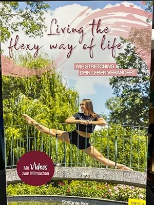 Bild des Verkufers fr Living the flexy way of life : wie Stretching dein Leben verndert : mit Videos zum Mitmachen. Spagat, Rckbeuge & Co. warten auf dich! Bist du bereit? Bereit fr ein neues Wohlbefinden und einen gesunden, flexiblen Lifestyle? Sprst du, wie sich etwas in dir bewegen darf? Mchtest du deinen Alltag, deinen Krper und deine Denkweise flexibler gestalten und aufs nchste Level bringen? Perfekt. Genau deswegen liest du gerade diese Zeilen. Lasse dich von meiner Geschichte inspirieren! Ein neues Kapitel startet jetzt: Du bekommst meine Lieblingsbungen, Stretchingmethoden, jede Menge Motivation, Videos zum Mitmachen sowie fachspezifisches Wissen und alles Wichtige rund ums Stretching. Auerdem gebe ich dir hier tiefe Einblicke in meine Geschichte, wie ich mich von meinem Selbsthass, einer Depression und der tiefen Ablehnung meines Krpers befreit habe und mit mir selbst Frieden schlieen konnte. In diesem Buch lernst du, wie du deinen Krper wieder lieben lernst, die beste Routine fr dich zum Verkauf von bookmarathon