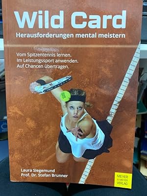 Imagen del vendedor de Wild card : Herausforderungen mental meistern : vom Spitzentennis lernen, im Leistungsport anwenden, auf Chancen bertragen. Druck, Stress, drohender Kontrollverlust   all das will der Mensch nicht, es hemmt die berufliche, die leistungssportliche, mitunter auch die Alltags-Performance. Wie macht man diese Herausforderungen beherrschbar? Wild Card ist ein Leitfaden durch eben diese herausfordernden Momente   vor allem fr Spitzensportler, aber auch fr alle anderen High-Performer. Es spricht alle an, die groe Ambitionen haben und auf den Punkt Hchstleistung bringen mssen, alle, die Extremen ausgesetzt sind und diese bewltigen wollen. Das Beste in uns herauszuarbeiten, das lernen wir vom Spitzensport   so die Perspektive im Buch. Dieser Transfergedanke liegt nah: Konzentration, Fokussierung, Resilienz, der Umgang mit Fehlern, Selbstregulation   Vokabeln, die jedem Spitzenathleten in Trainings- wie Wettkampfphasen sehr gelufig sind. All das braucht der Hochleistungssportler; und auc a la venta por bookmarathon