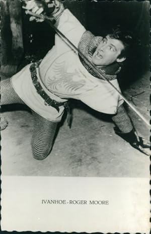 Bild des Verkufers fr Ansichtskarte / Postkarte Schauspieler Roger Moore, Film Ivanhoe, Ritterrstung zum Verkauf von akpool GmbH