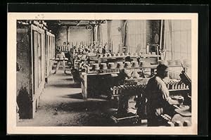 Carte postale Limoges, Atelier de Fabrication, A l`aide de moules en plâtre et de tours à calibre...