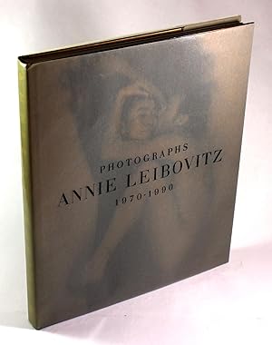 Immagine del venditore per Annie Leibovitz, Photographs: 1970-1990 venduto da Black Paw Books